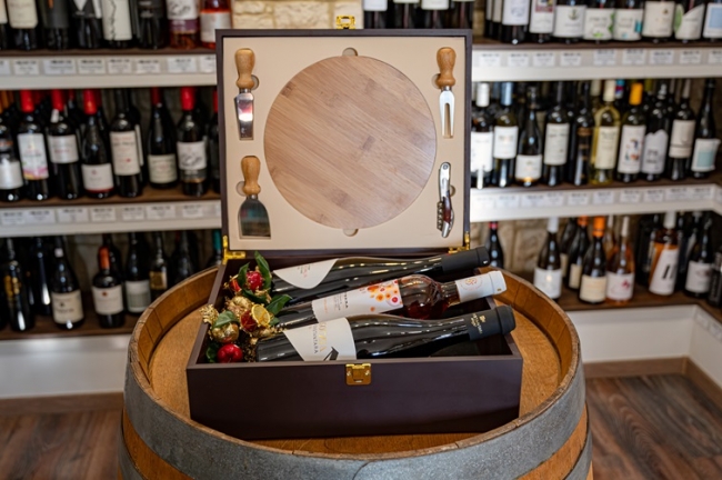 Ξύλινη κασετίνα με αξεσουάρ τυρι΄ών  3 φιαλών